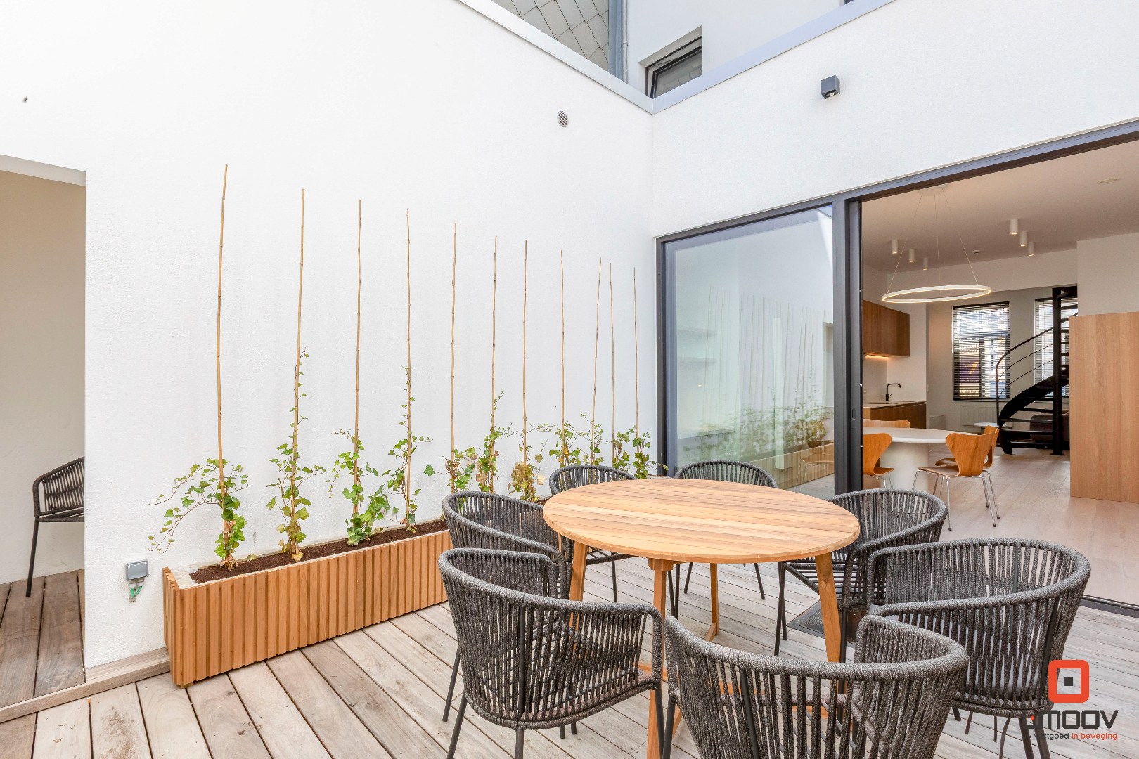 Instapklare tweeslaapkamer duplex met groot terras in de Nieuwpoortsesteenweg, Oostende 