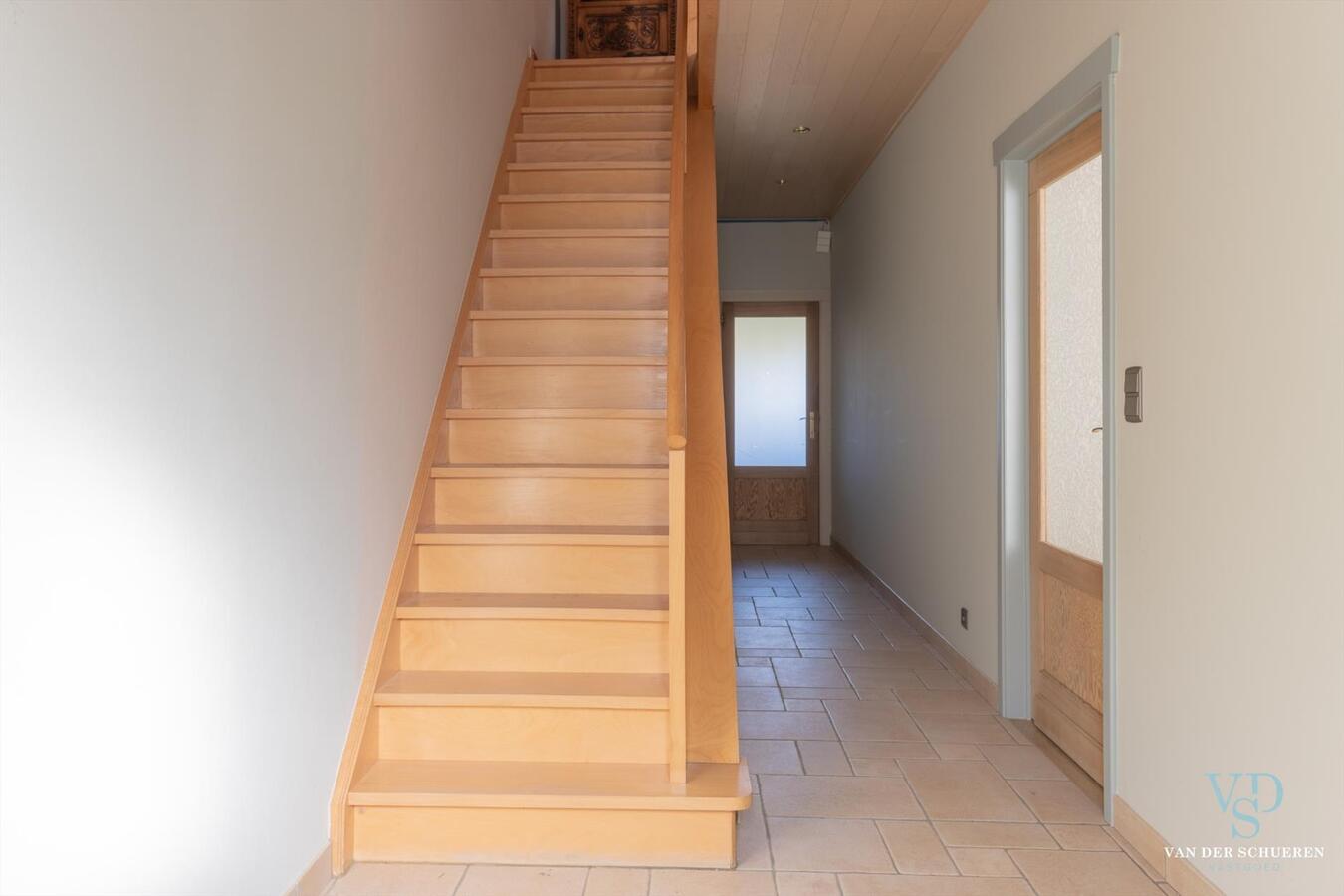 Praktische en degelijke woning in hartje Dikkelvenne . Bijzonder ruim ! 