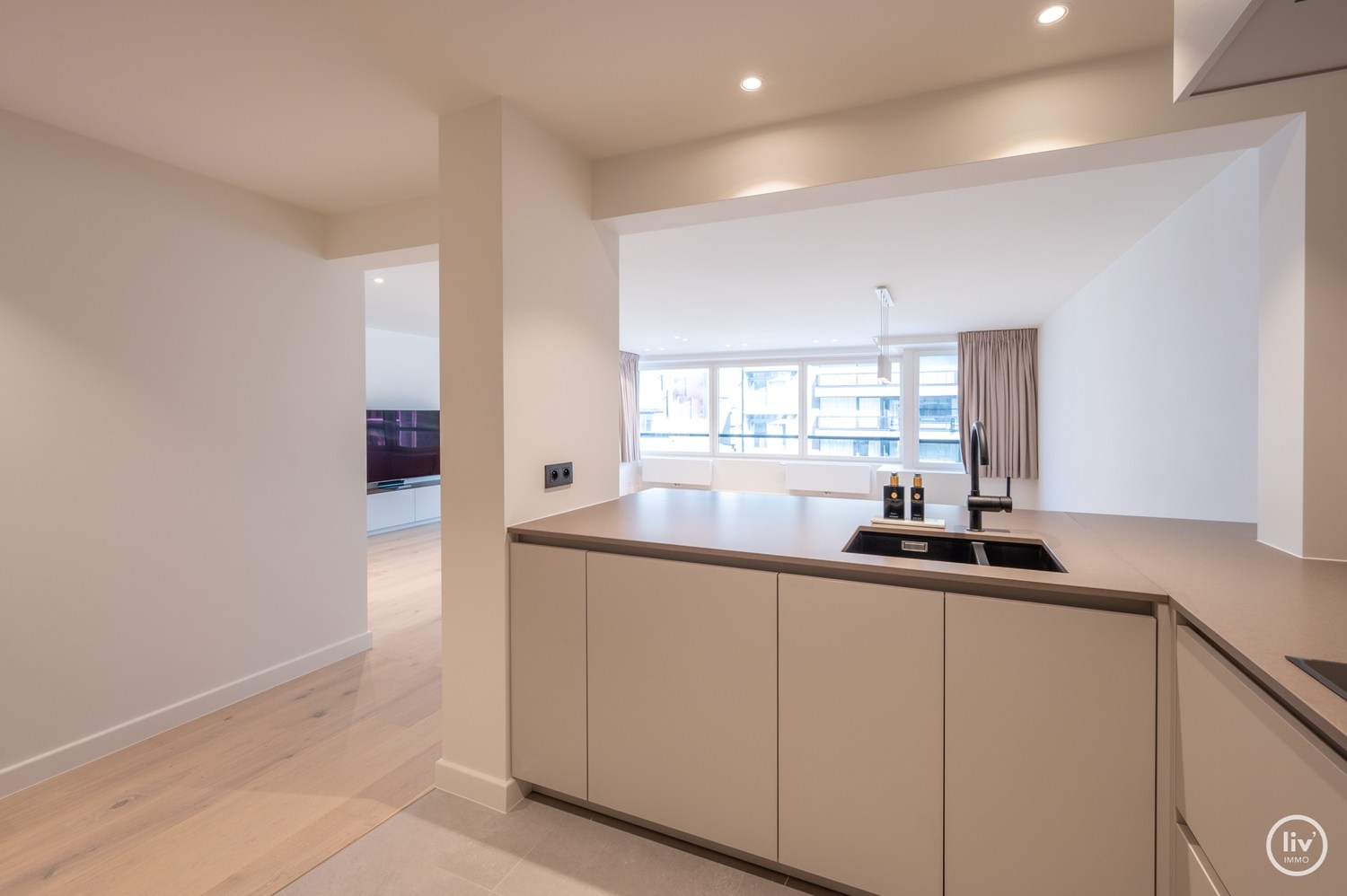 Prachtig, ruim gerenoveerd appartement met een mooie gevelbreedte van 7 m, gelegen op de Lippenslaan te Knokke. 