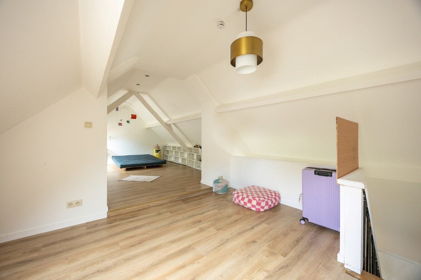 Zeer ruime woning (8 slpk + 8 badkamers) op een perceel van ca. 1.522 m² te Wijnegem/grens Schilde 