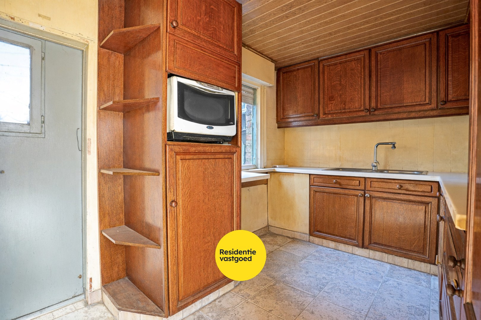 Te renoveren woning met 5 slaapkamers op 8.102 m²  te Diksmuide! 