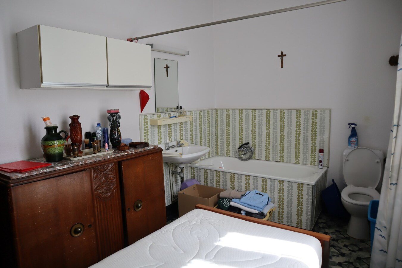 Ruime te renoveren hoeve met schuur en opslagplaatsen + mogelijkheid voor projectgrond 