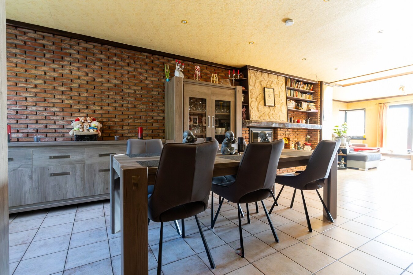 3 façades érigée sur 875m² avec terrain à bâtir, parking privé, double garage. 