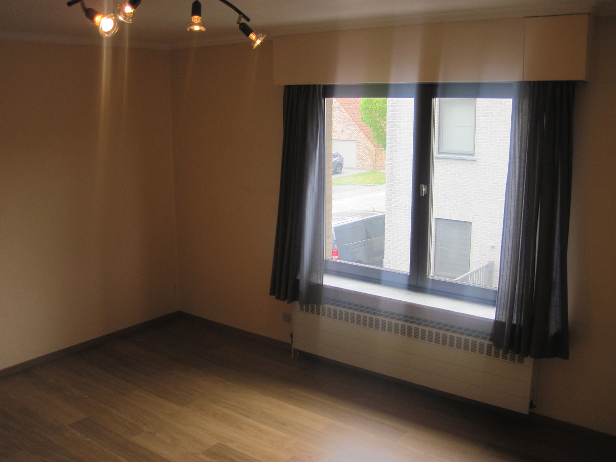 Bijzonder degelijke en ruime Half Open Bebouwing. 