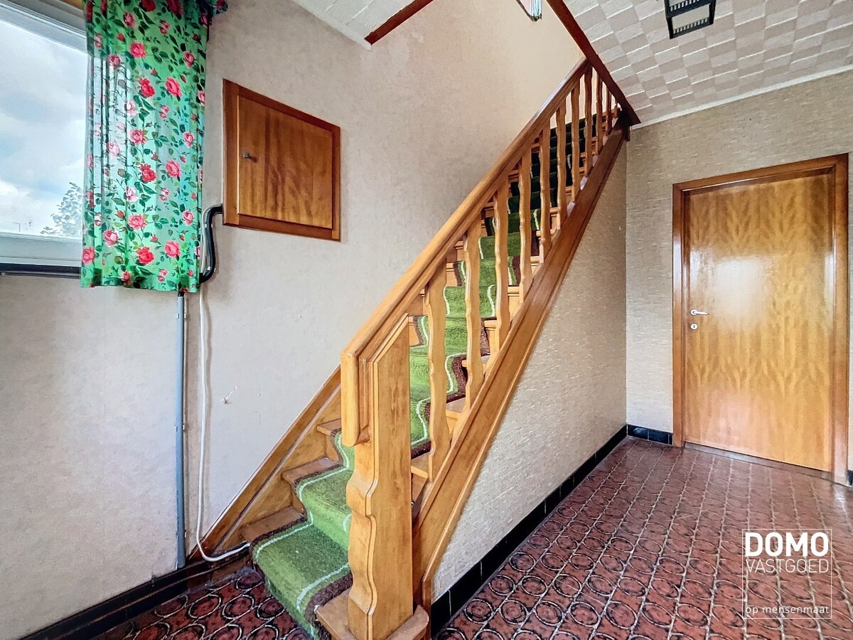 TE RENOVEREN HALFOPEN WONING MET TUIN EN GARAGE OP 8A 67CA TE KURINGEN 