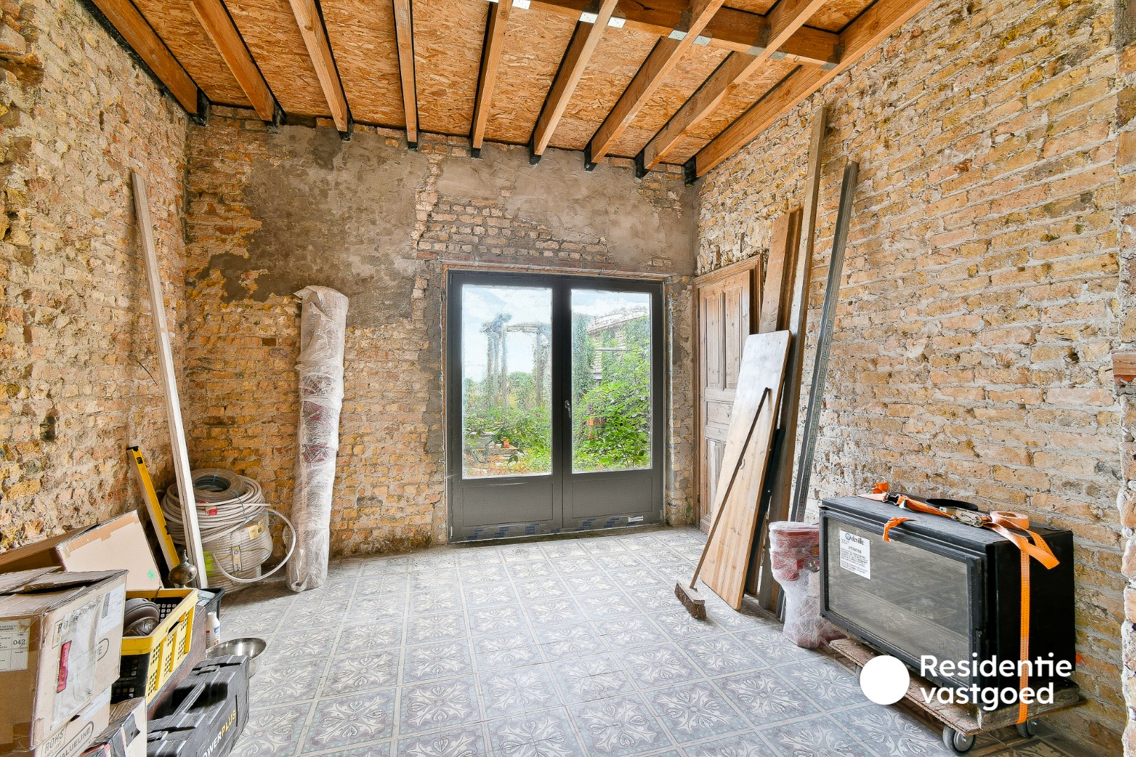 Ruime woning met uitzonderlijk veel mogelijkheden en prachtig zicht vanuit de tuin 
