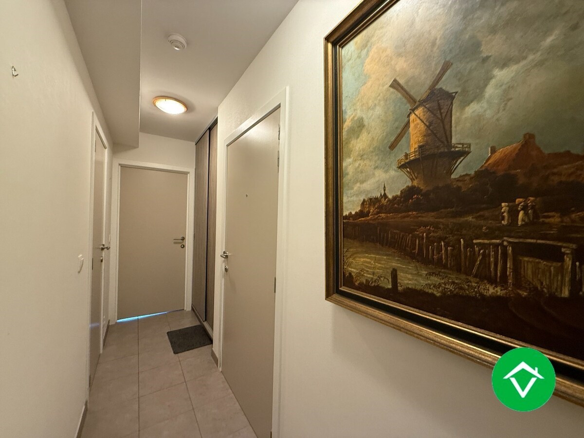 Gelijkvloers appartement op een centrale ligging met één slaapkamer, tuin en autostaanplaats te Roeselare 