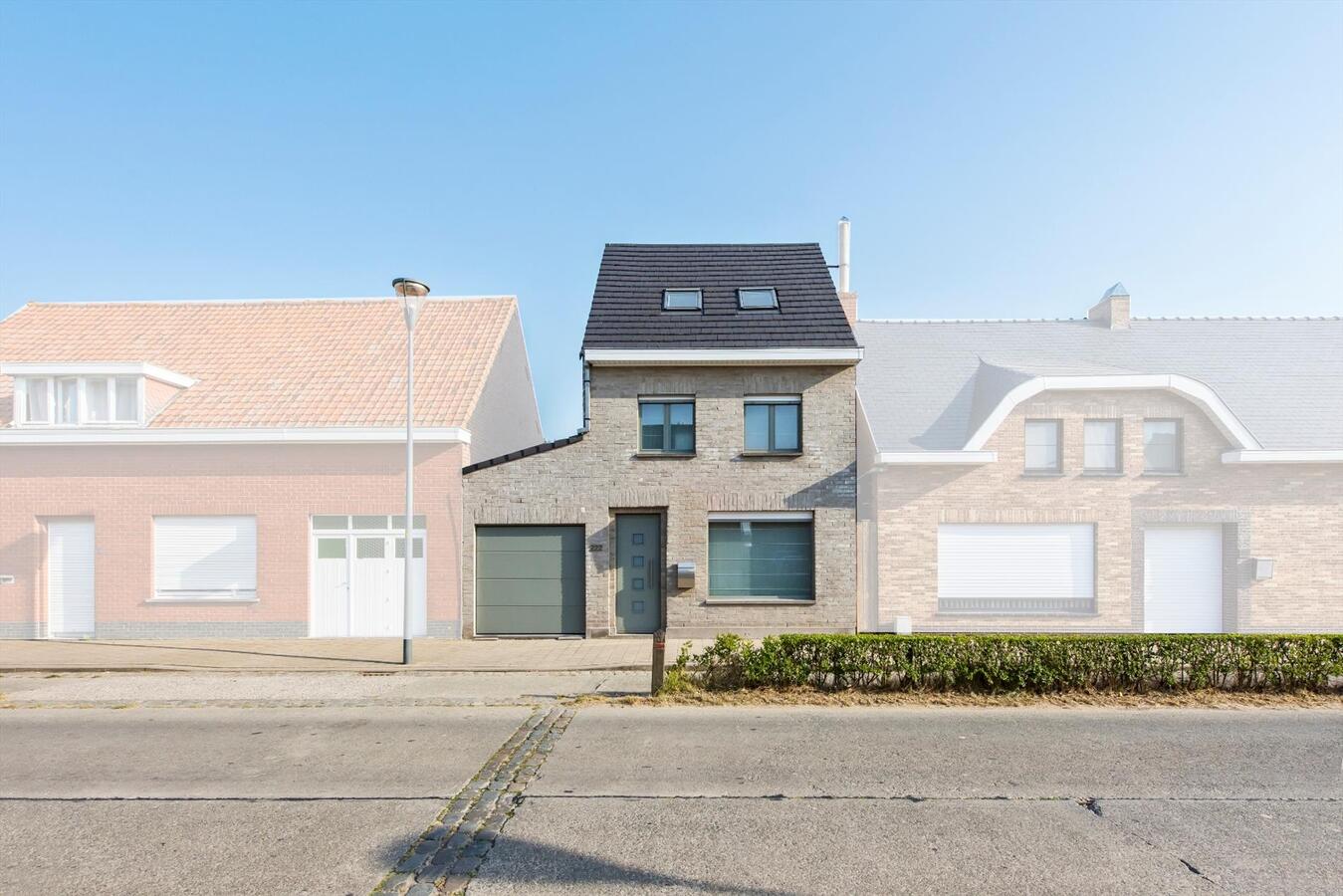Volledig instapklare woning met 3 slaapkamers en mooie tuin in het hartje van Jonkershove. 