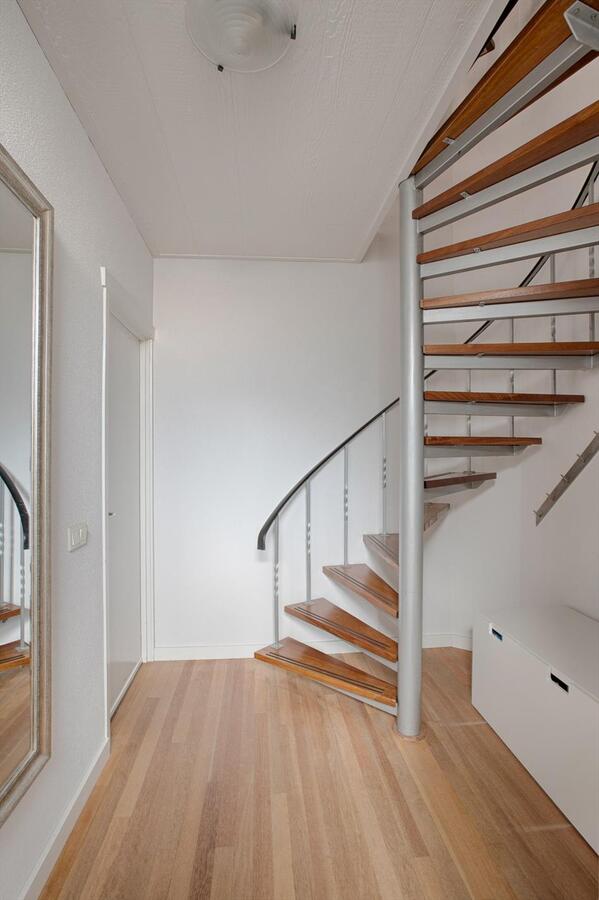 Ruim uitgebouwde hoekwoning met garage, berging, carport en vrije achterom gelegen in een rustige, kindvriendelijke straat tegenover een speelveld op 218 m² aan de Kievit 5 te Luyksgestel. 