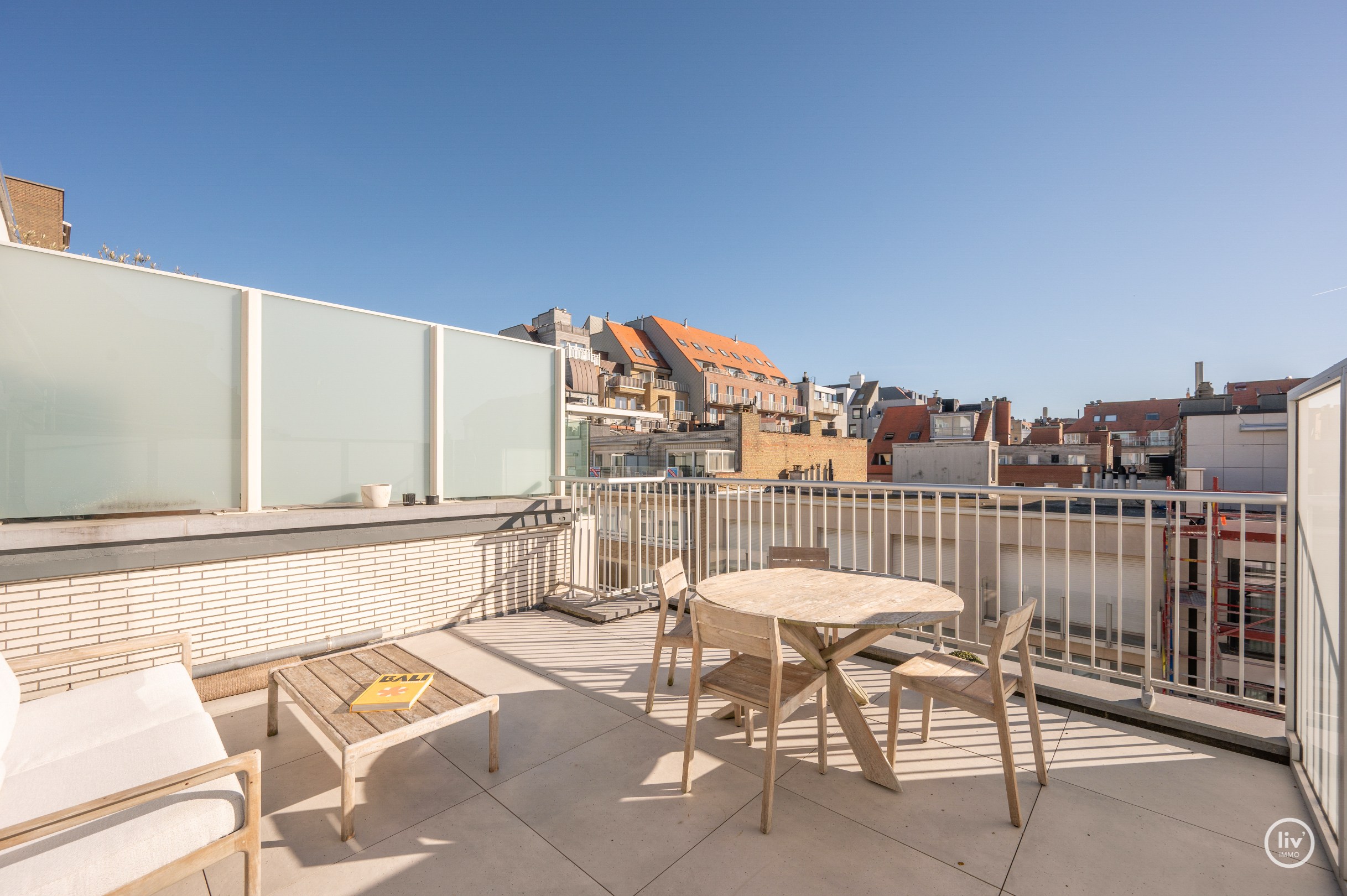 Prachtig gerenoveerd appartement met 2 slaapkamers gelegen in een zijstraat van de zeedijk en op wandelafstand van het Driehoeksplein. 