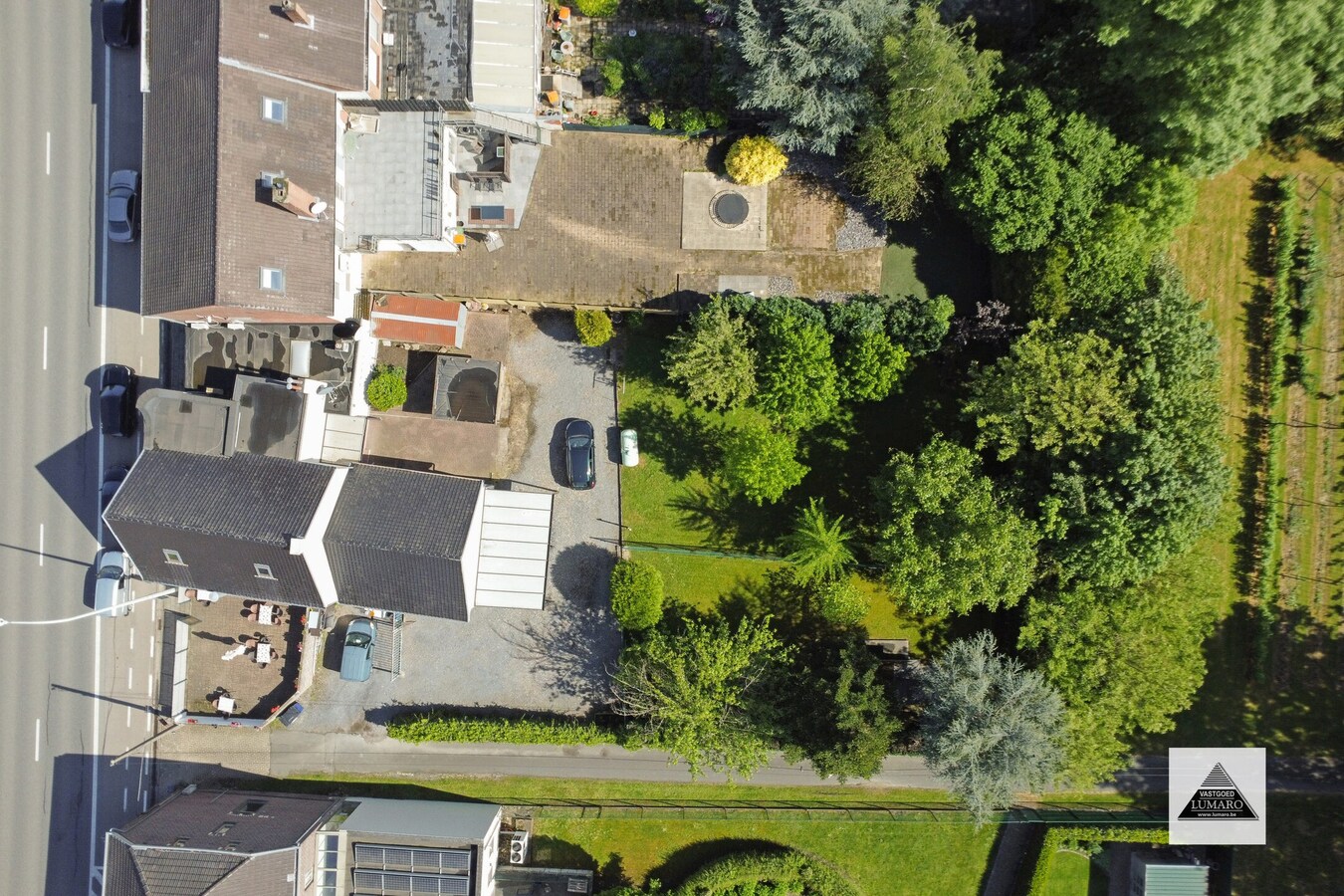 2  woongelegenheden met handelsruimte , grote tuin, 1448 m² 