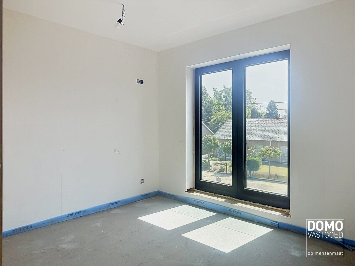 EXCLUSIEVE NIEUWBOUWONINGEN HALF OPEN BEBOUWING VOORZIEN VAN EEN HOOGWAARDIGE AFWERKING EN MET 4 SLAAPKAMERS, TUIN EN CARPORT TE KERMT 