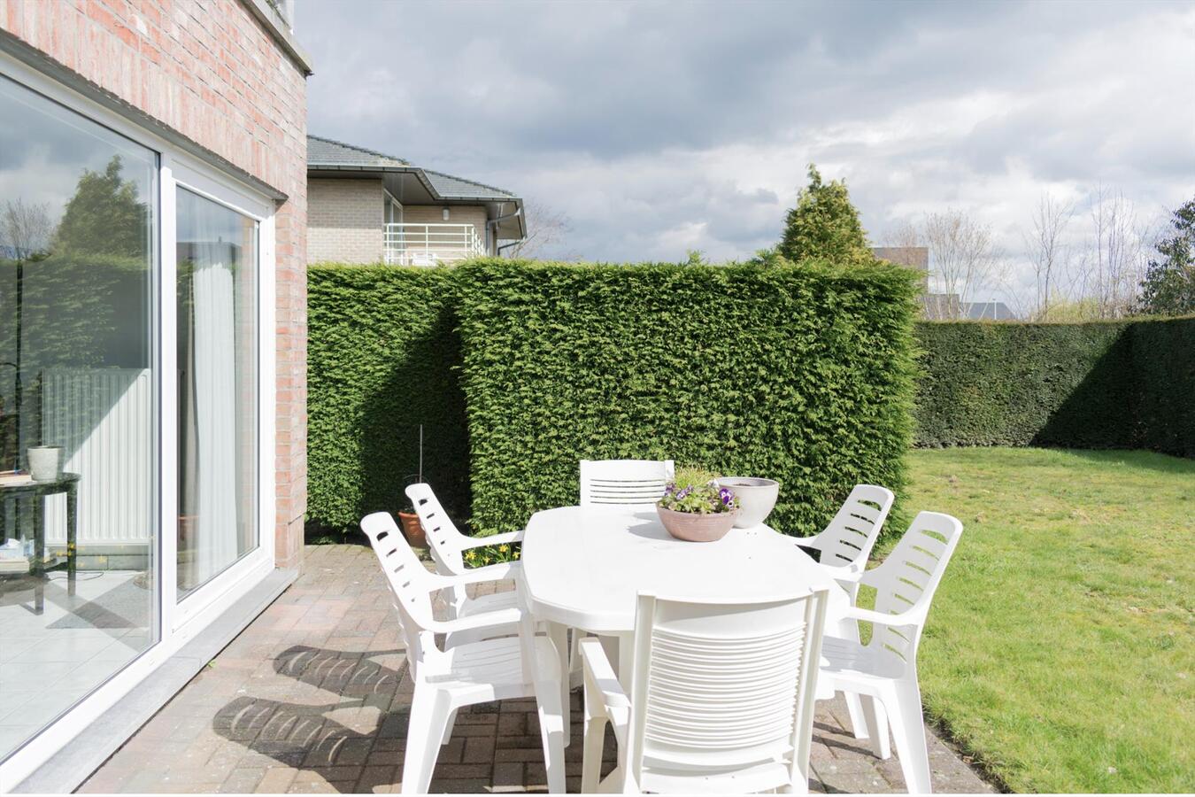 Gelijkvloers villa-appartement met zonnige tuin op toplocatie 