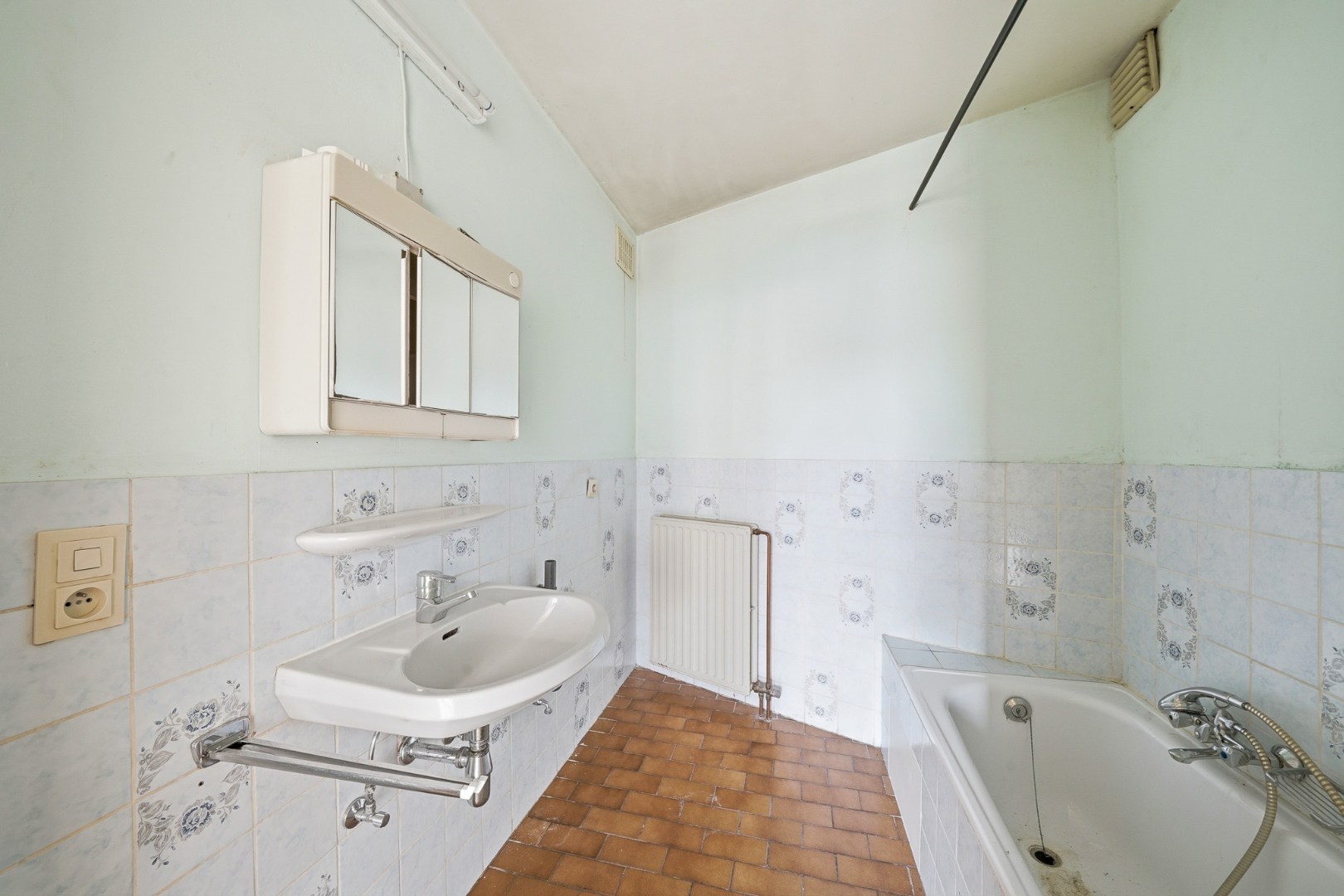 Op te frissen appartement met zicht op het Sint-Catharinaplein in Oostende 