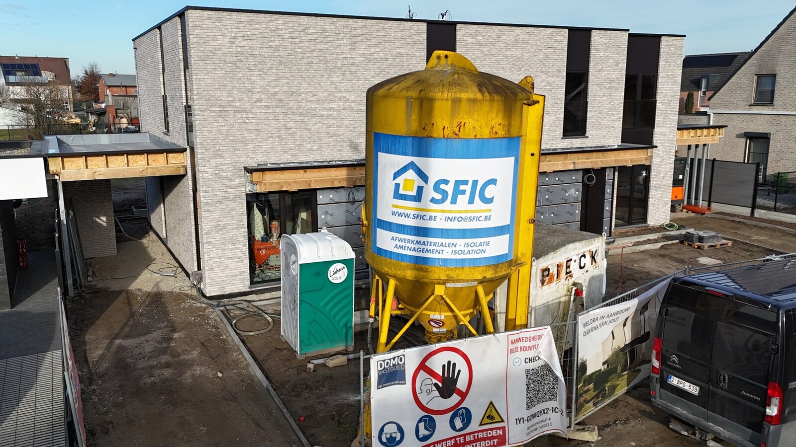 EXCLUSIEVE NIEUWBOUWONINGEN HALF OPEN BEBOUWING VOORZIEN VAN EEN HOOGWAARDIGE AFWERKING EN MET 4 SLAAPKAMERS, TUIN EN CARPORT TE KERMT 