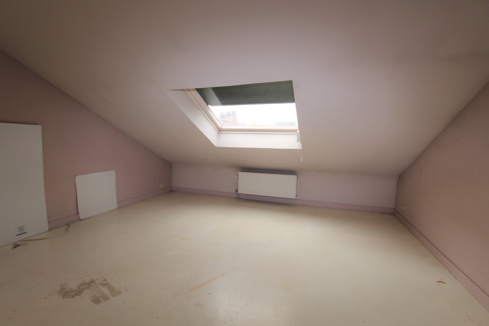 PRACHTIG GELEGEN MODERNE HANDELSWONING 