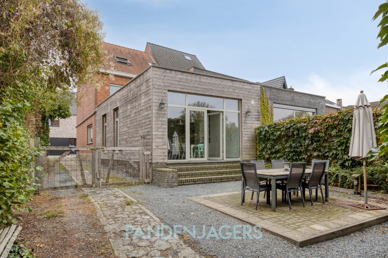 Gerenoveerde woning met uitzonderlijk groot magazijn op unieke locatie te Duffel 