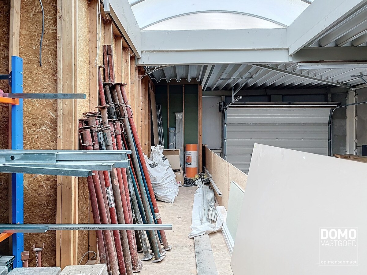 CENTRAAL GELEGEN LOODS TE BERBROEK MET OPSLAG- EN KANTOORRUIMTE 