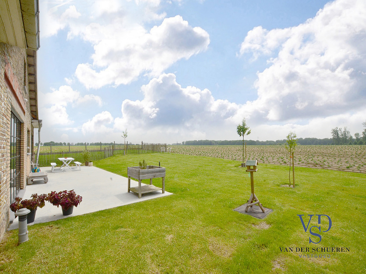 Exceptioneel gelegen, eigentijdse bungalow-villa. 