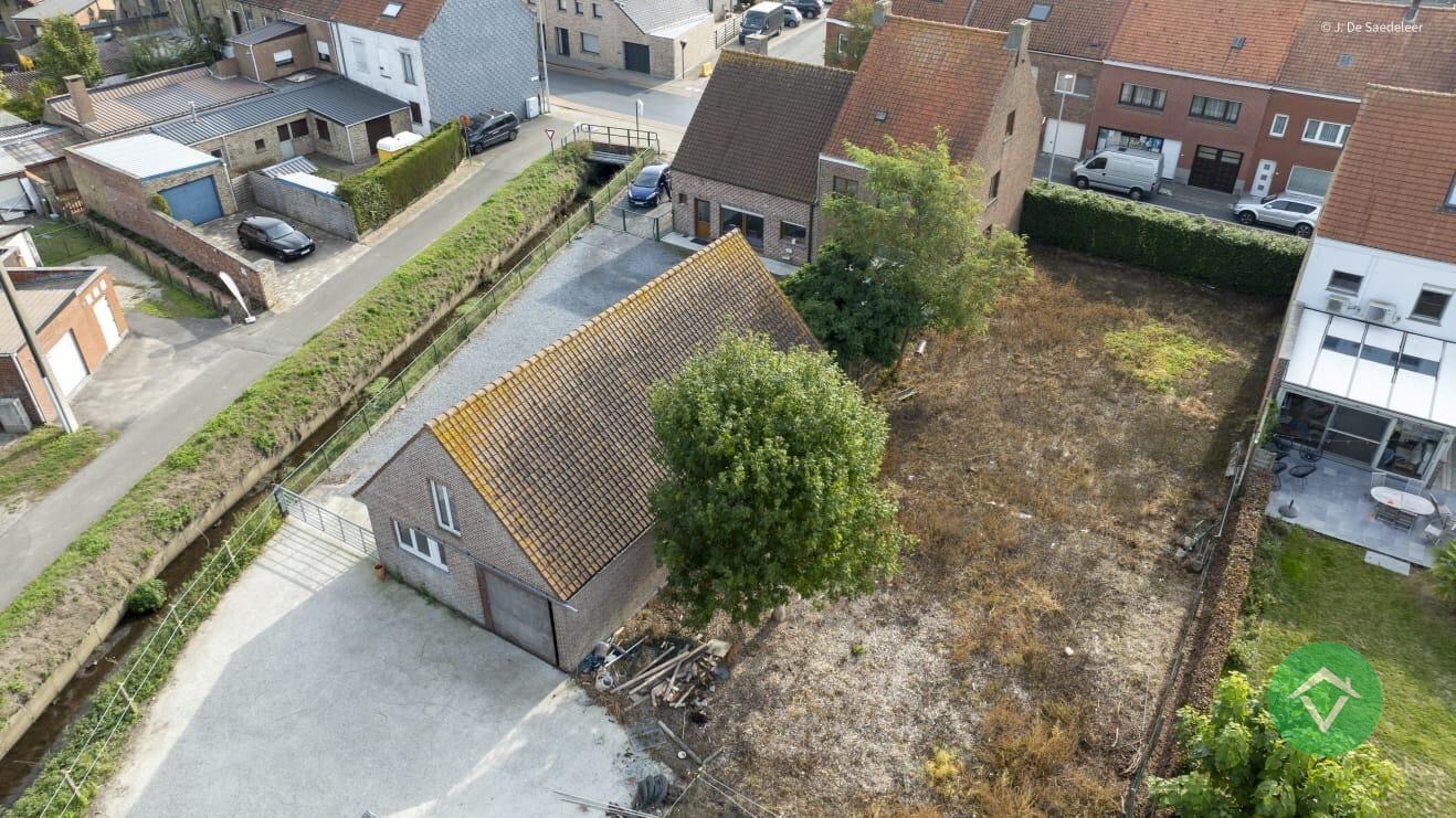 Alleenstaande woning met naastliggend stuk bouwgrond en weide te Eernegem 