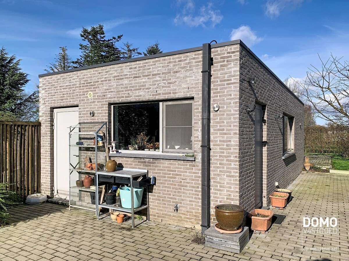 COMMERCIEEL PAND MET RUIM APPARTEMENT OP ZICHTBARE LOCATIE IN HERK-DE-STAD 