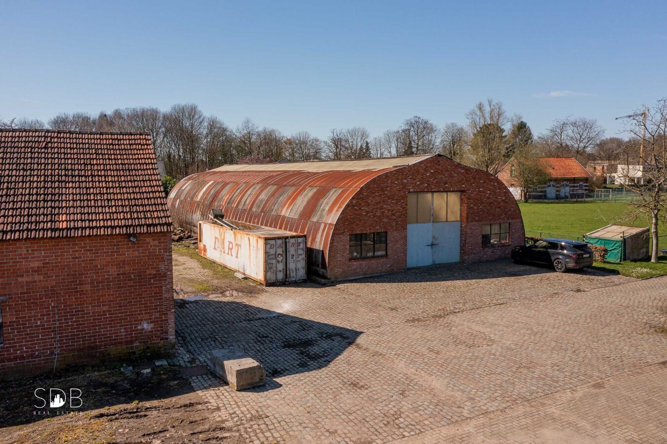 Stijlvolle villa met diverse bijgebouwen en graslanden op circa 3ha 