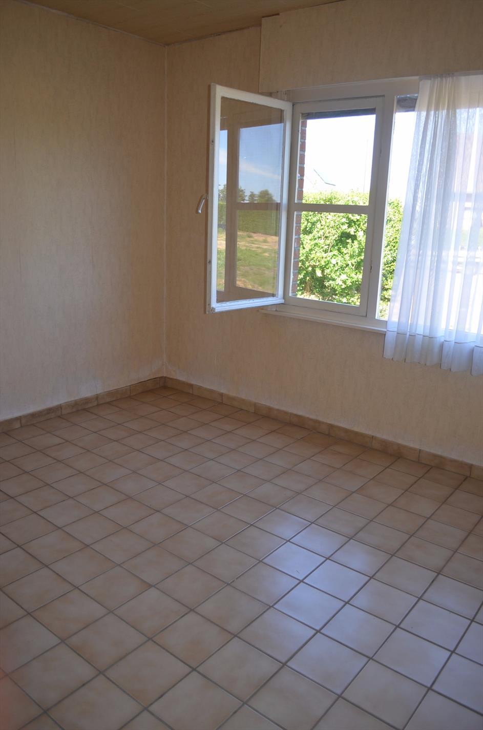 Te renoveren ruime bungalow met 3 slpks en garage te Adegem 