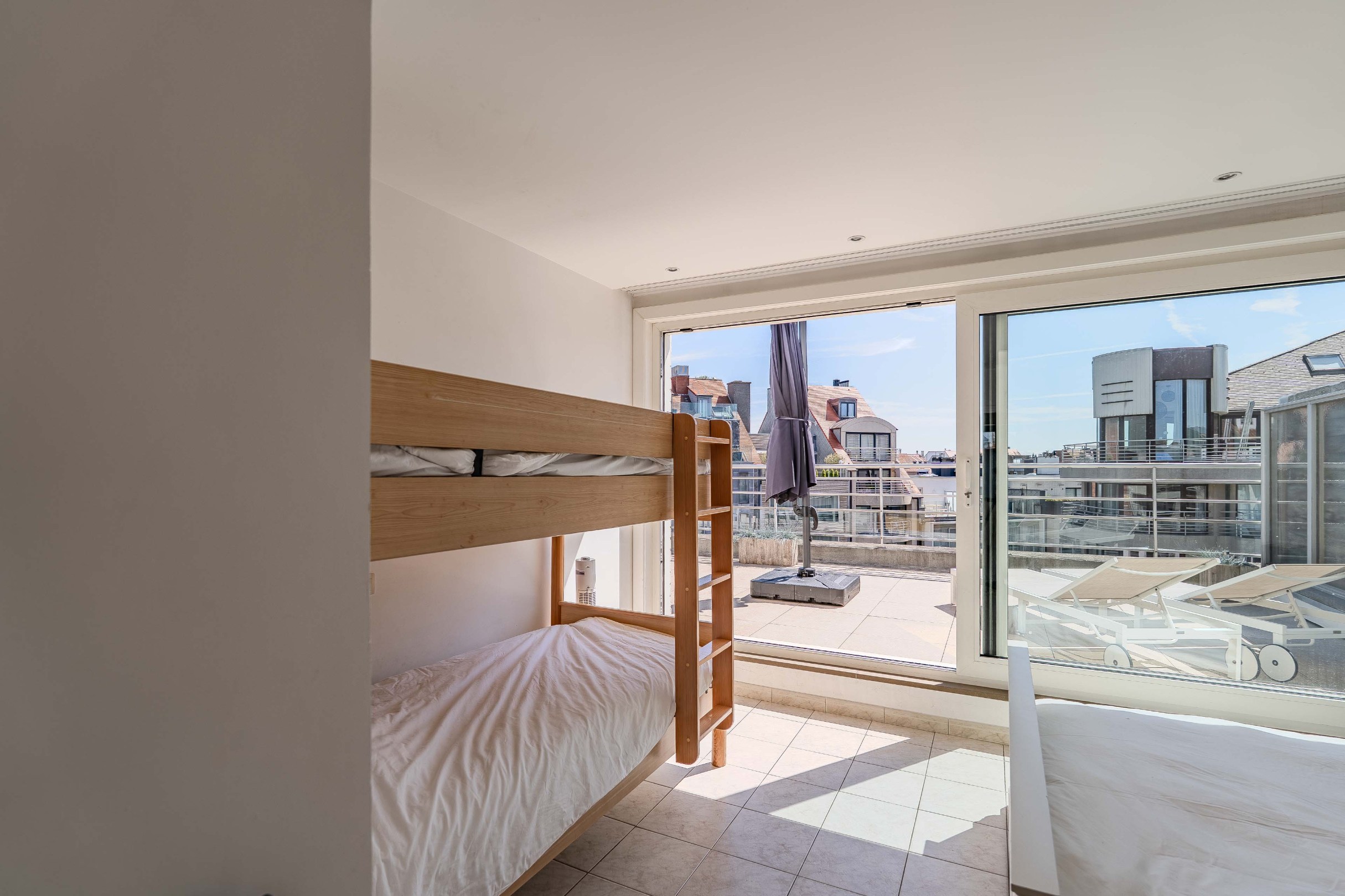 Schitterend penthouse met 2 slaapkamers, ruime terrassen en zijdelings zeezicht. 