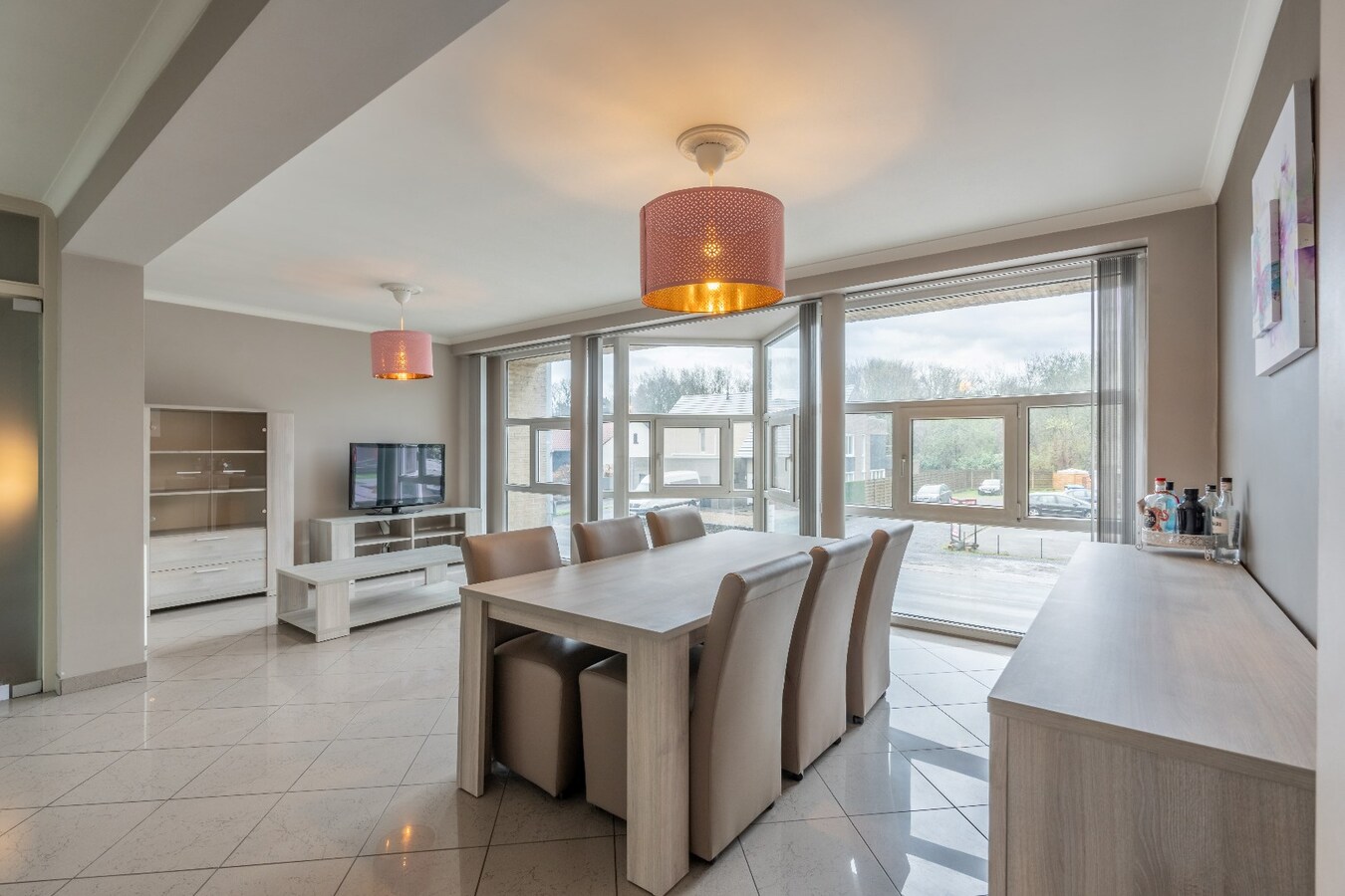 Ruim duplex appartement met 2 slaapkamers en garage. 