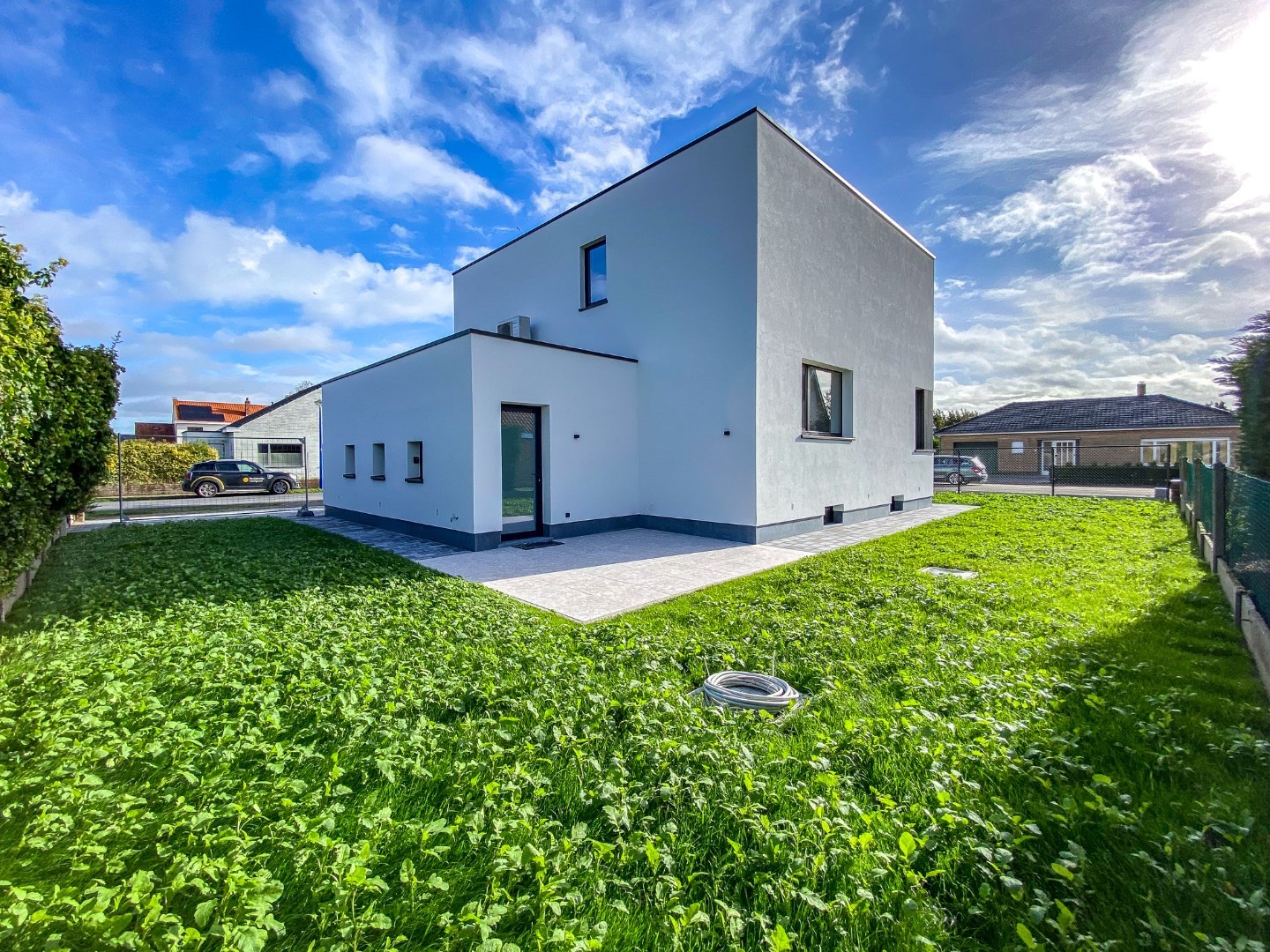 Exclusieve  energiezuinige villa (BEN-woning) met 4 slaapkamers en inpandige garage te Koksijde. 