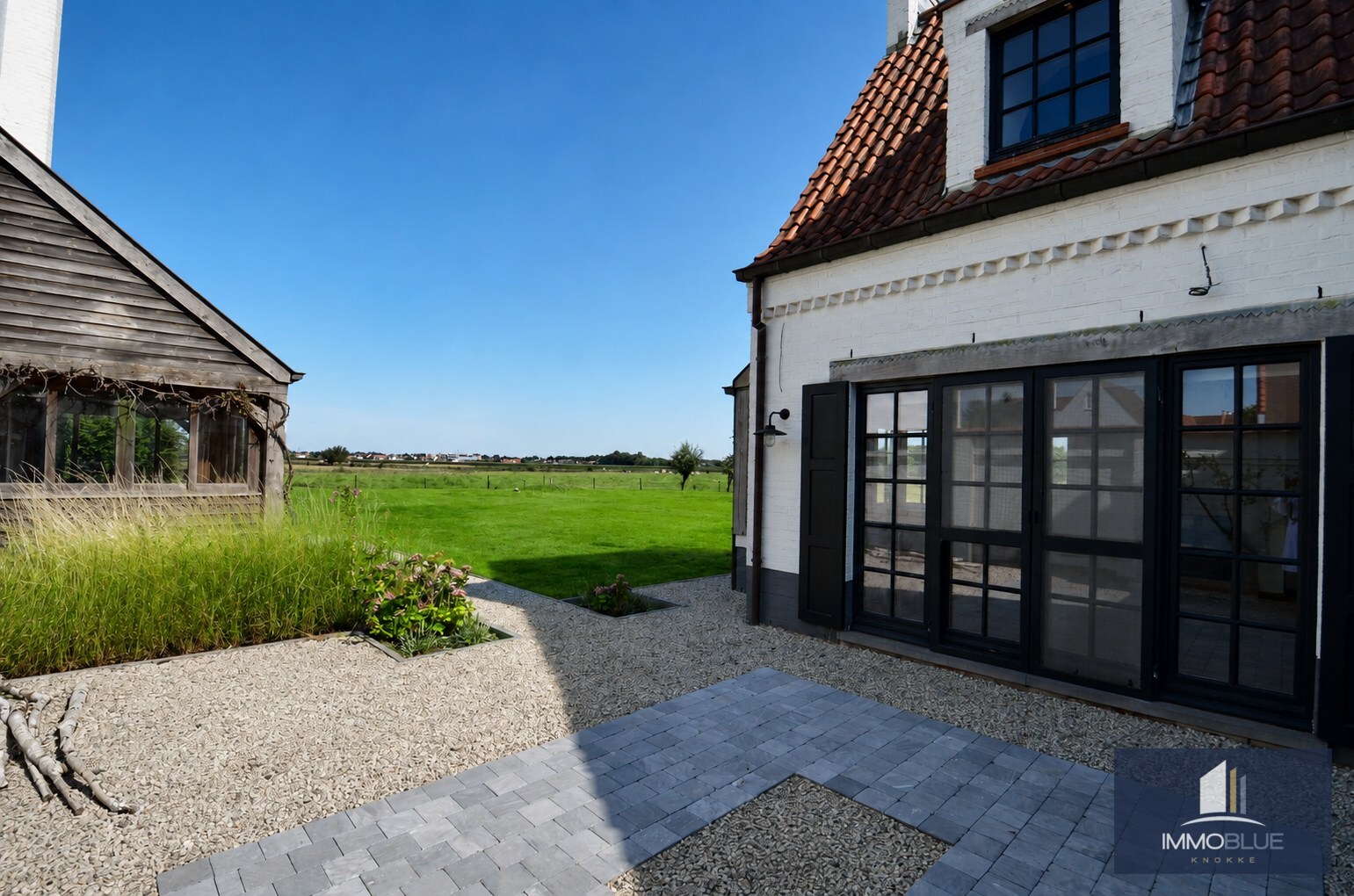 Tijdloze villa met uitzonderlijke vergezichten op een residentiële locatie. 