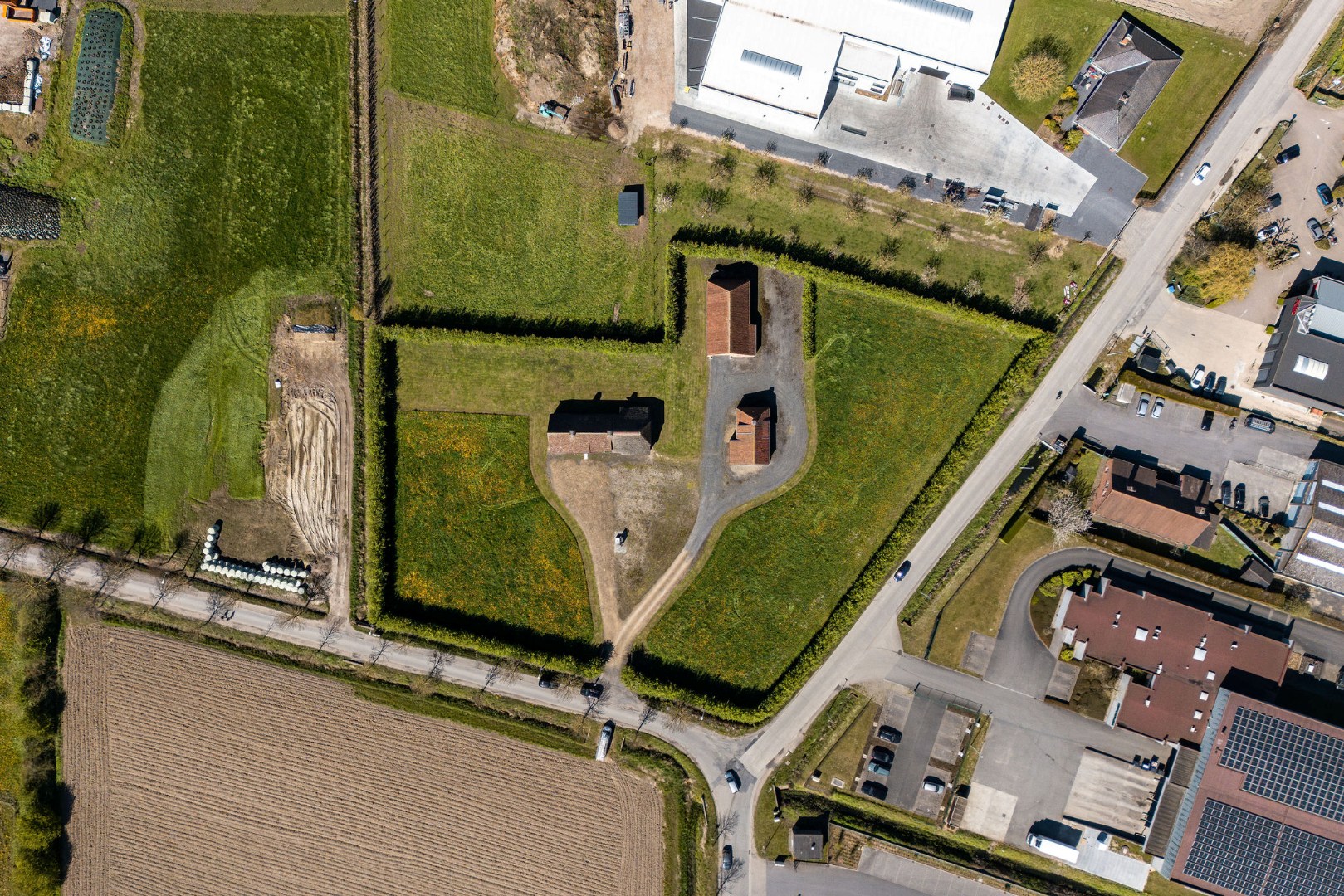 Landelijk gelegen ruwbouwhoeve met bijgebouwen op uitzonderlijk perceel van ca. 9.331 m² 