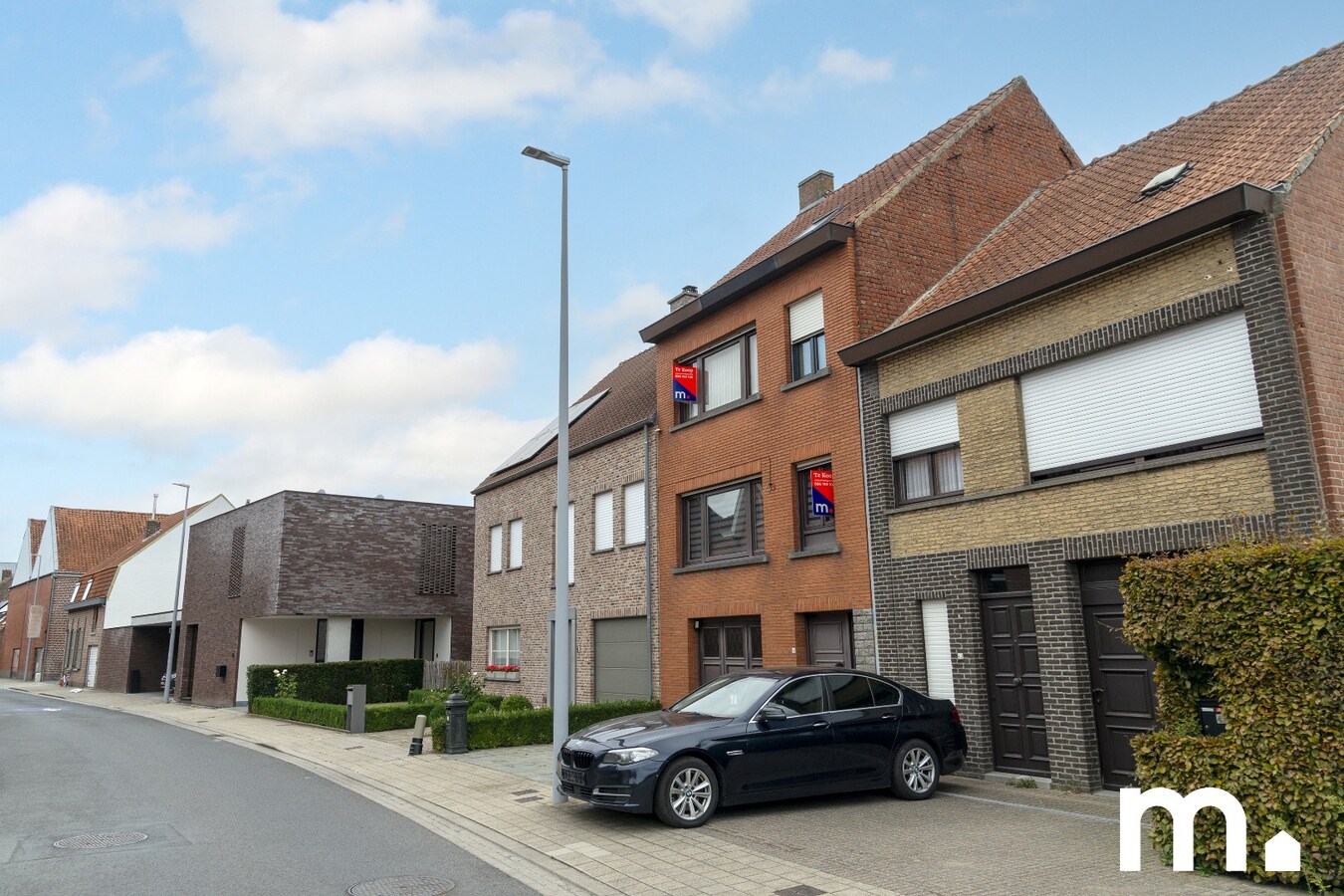 Ruime, centraal gelegen gezinswoning met garage te koop in Wevelgem ! 
