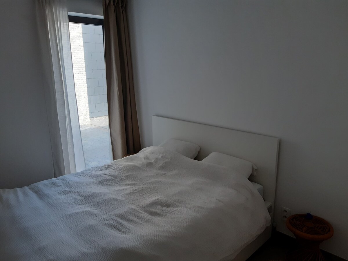 Gelijkvloers appartement met terras. 