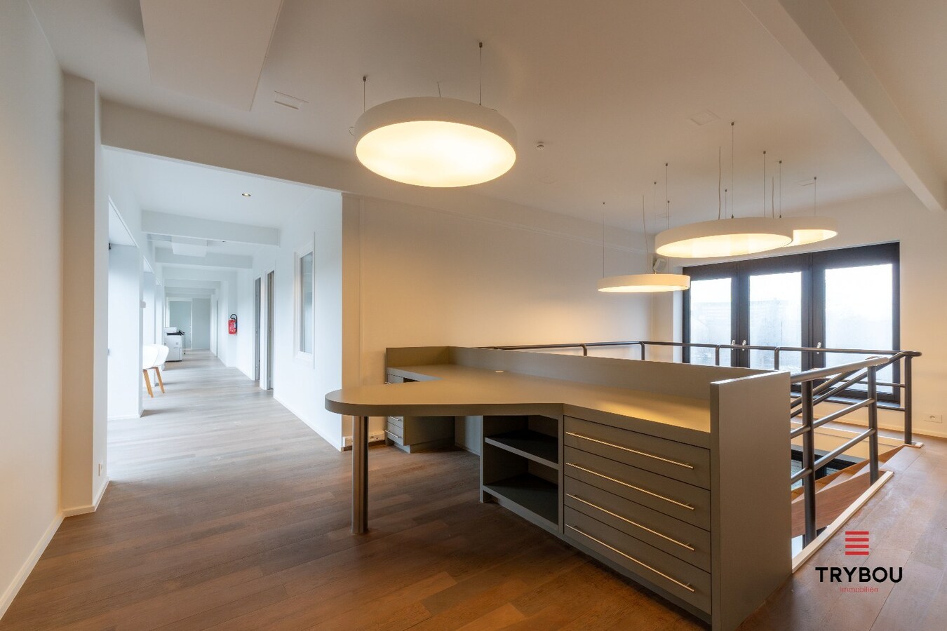 Groot kantoorgebouw op toplocatie te Ieper 