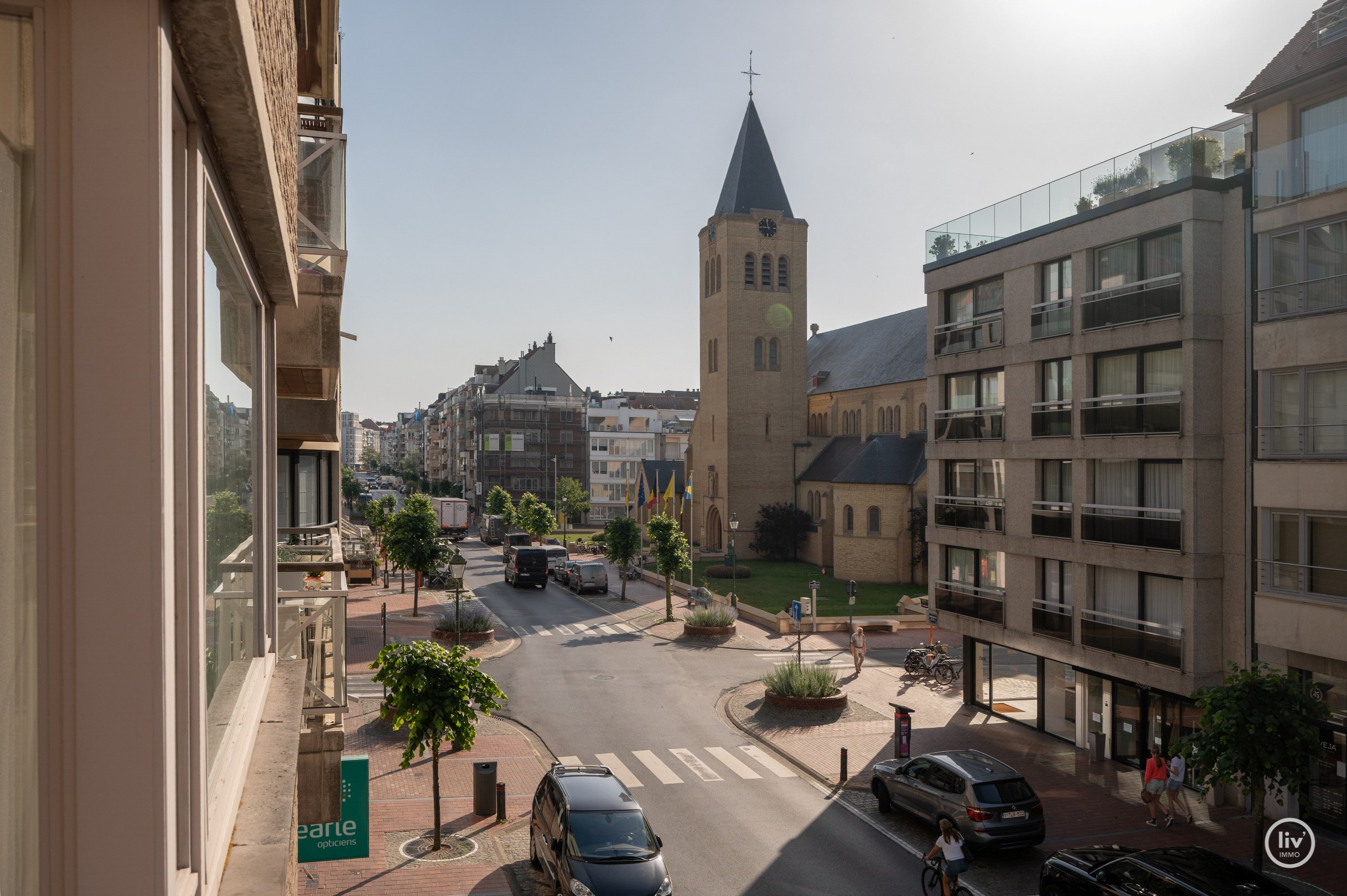 Luxueus gerenoveerd tweeslaapkamerappartement op toplocatie te Dumortierlaan. 