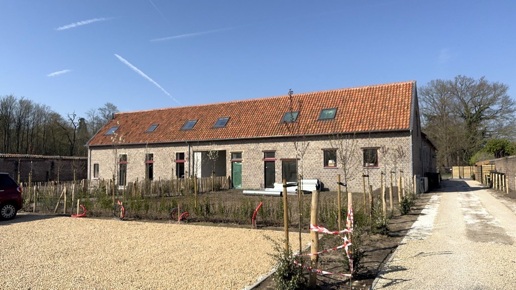 Kantoor te huur in prachtig gerenoveerde vierkantshoeve te Zwijnaarde