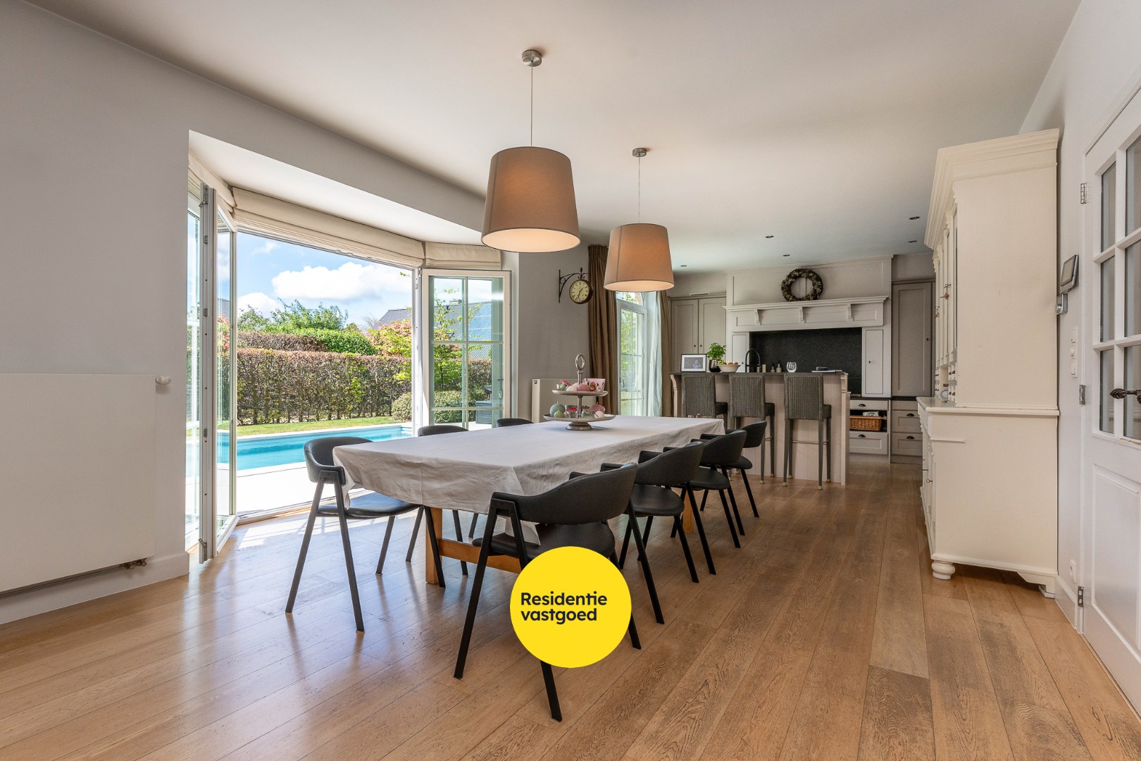 Exclusieve villa met zwembad en poolhouse in de nieuwe St-Annawijk te Sint-Andries 