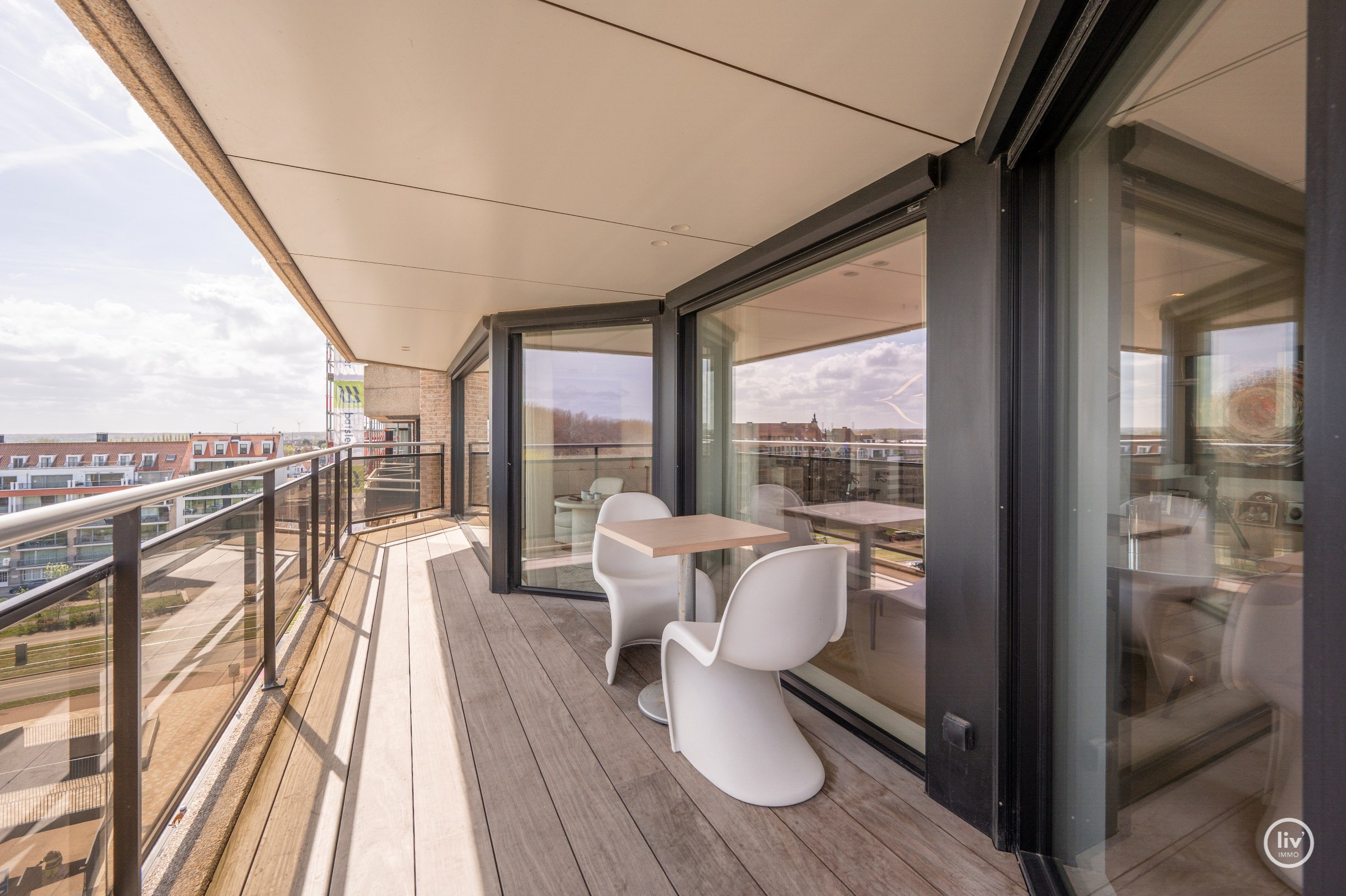 Dit magnifieke duplexappartement combineert uitzonderlijke volumes met adembenemende zichten over zowel de omliggende bossen als de zee. 