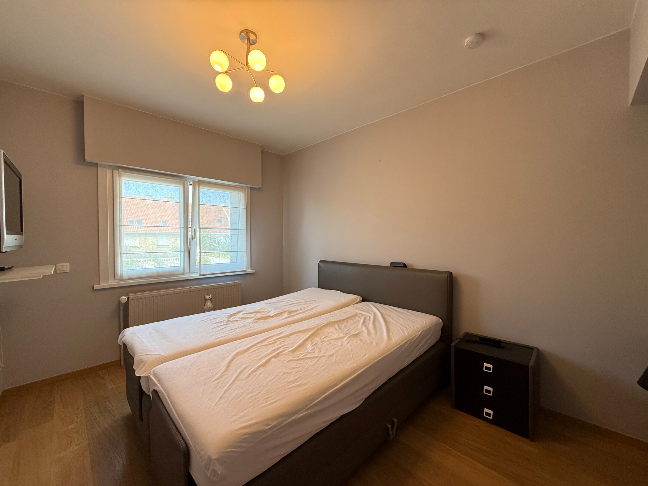 Non meublé - Maison bien entretenue avec trois chambres située dans le vieux Knokke, à distance de marche du centre commercial de Knokke et du Zoute. 