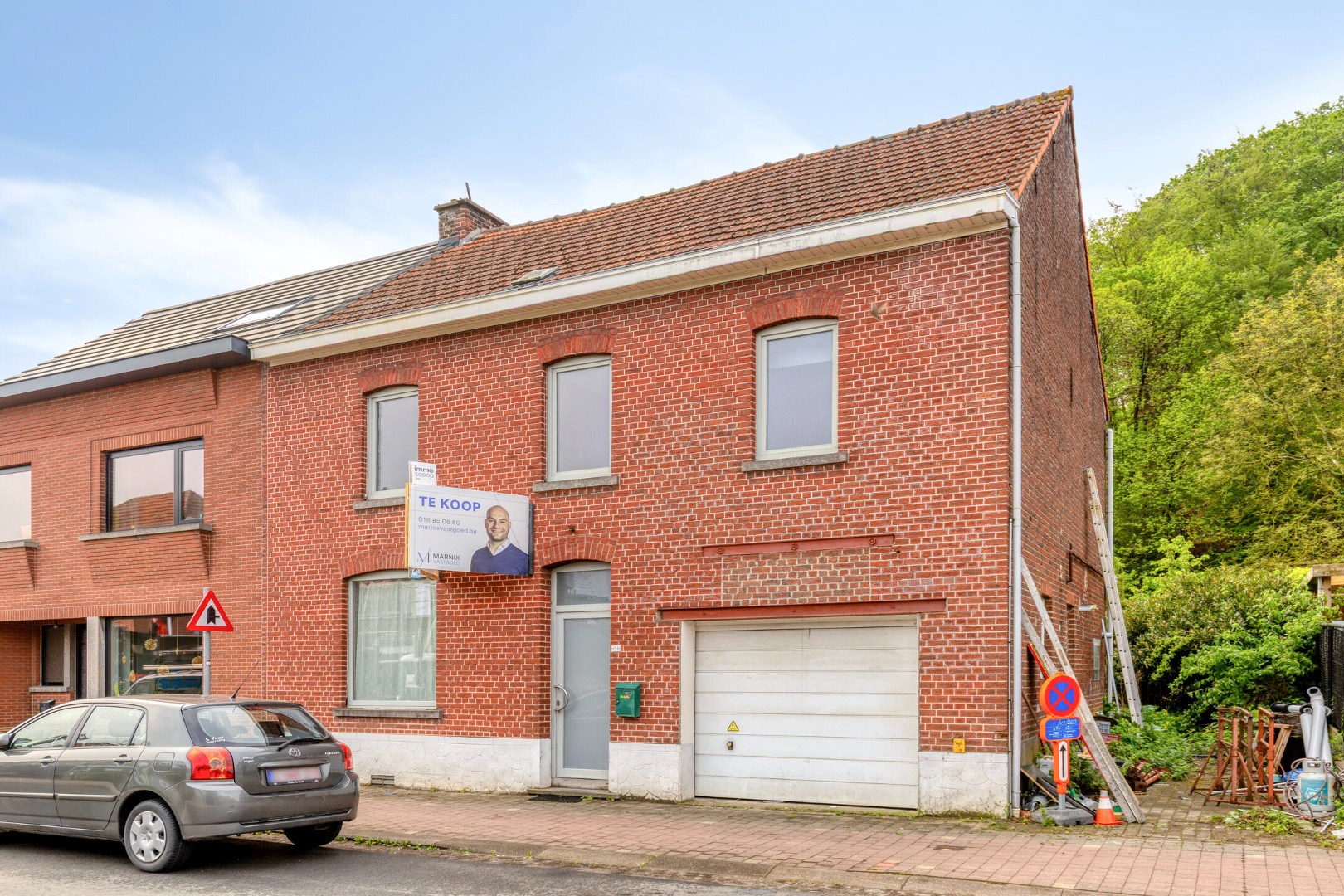 Halfopen bebouwing met 5 ruime slaapkamers, 2 badkamers, garage en tuin in Holsbeek – bewoonbare oppervlakte 214m² 