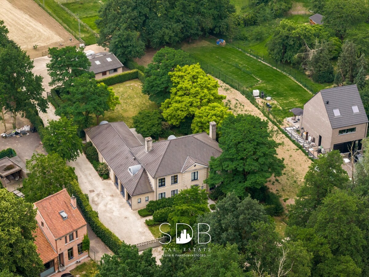 Prachtig landhuis met paardenfaciliteiten op 15.804m² 