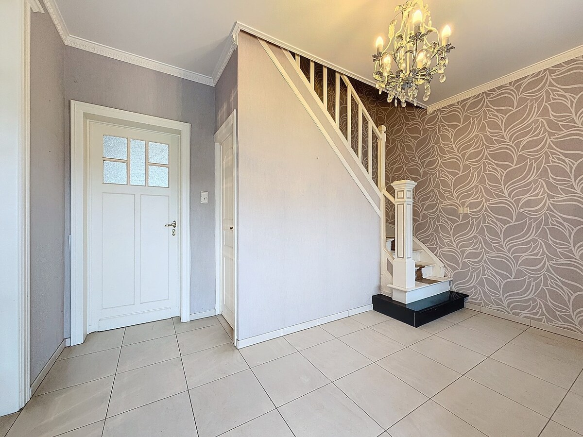 Statige woning met garage en ruime tuin te centrum Zottegem 