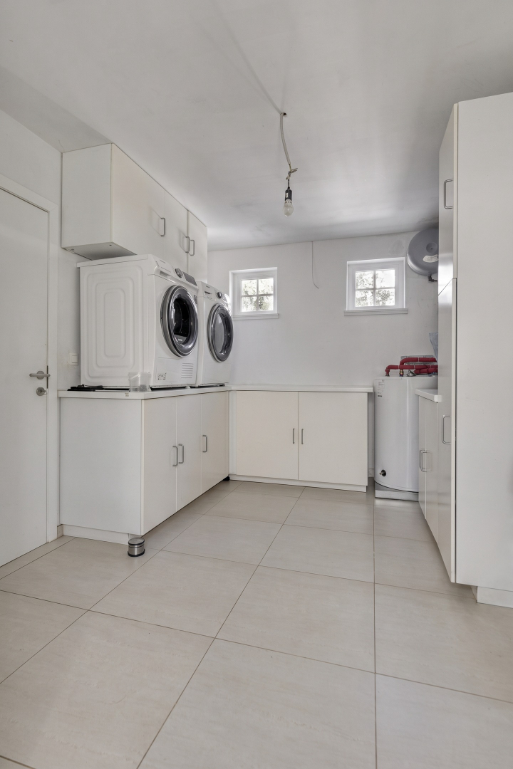 Vrijstaande woning van 2015 met 3 slaapkamers, volledige kelder en zuidgerichte tuin in Schilde. 