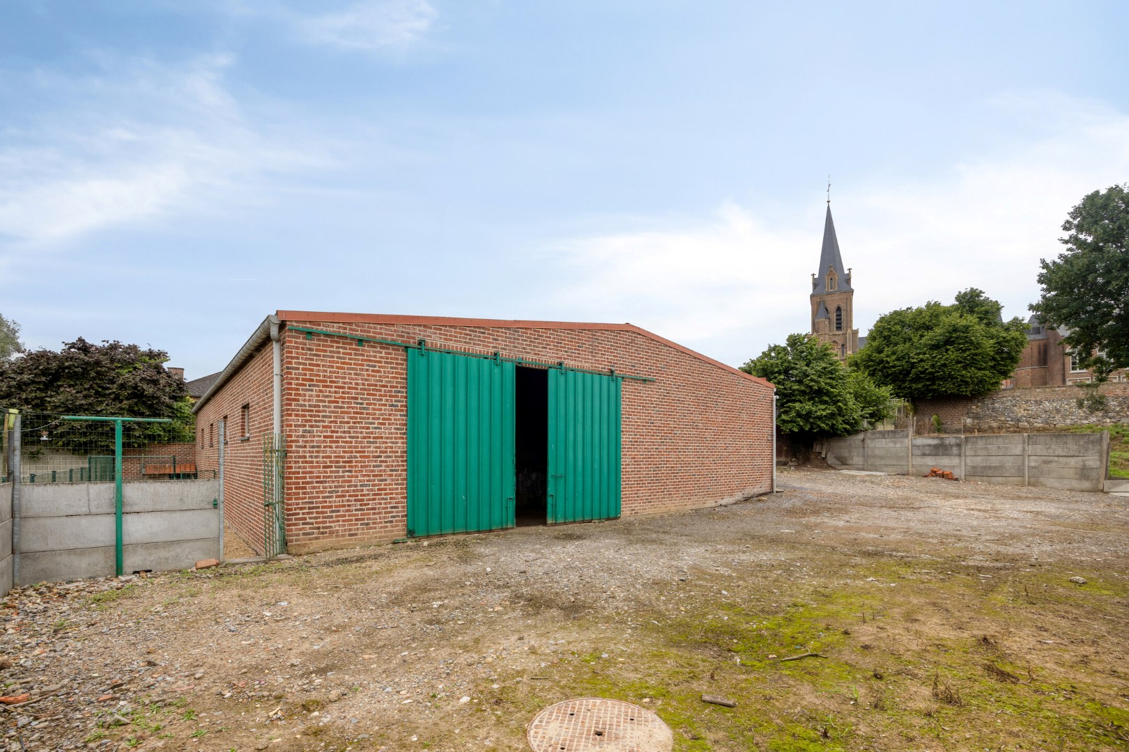 Hoevewoning met binnenkoer, stallingen en grote opslagruimte 