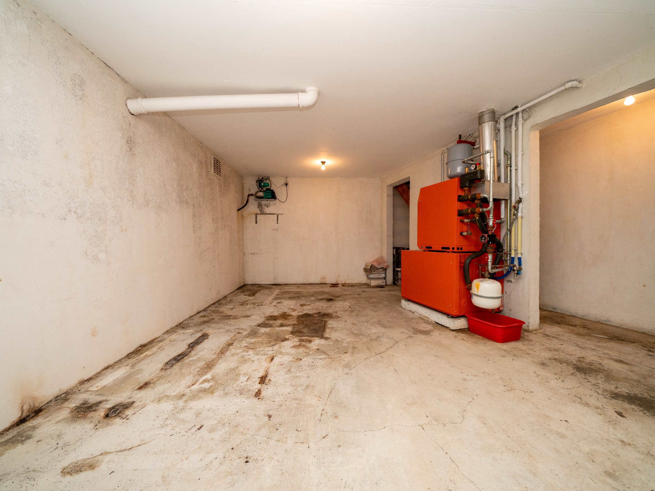 Lichtrijke, ruime woning met 3 kamers, garage en tuin 