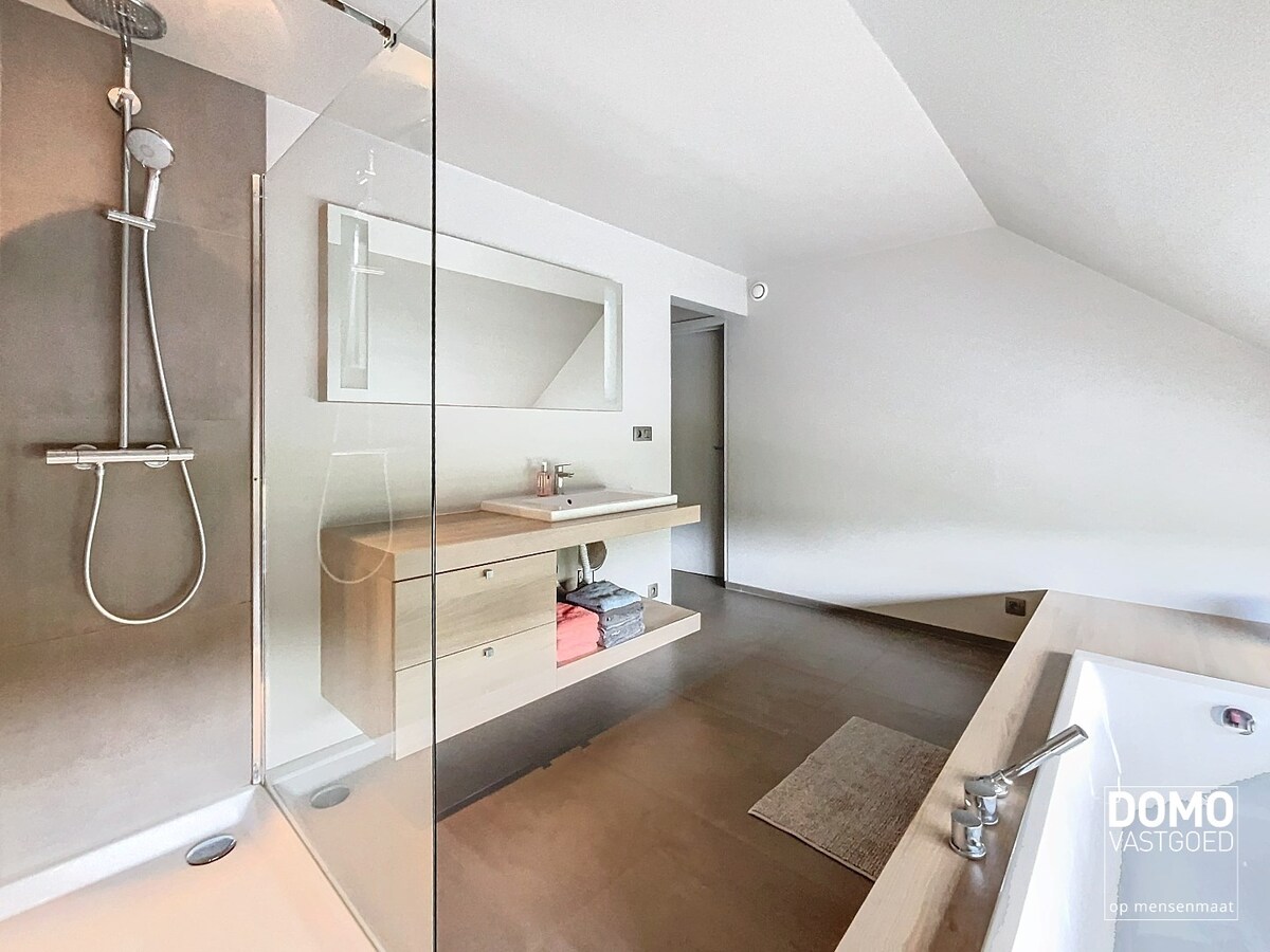 PRACHTIGE VILLA MET 3 SLAAPKAMERS, INPANDIGE GARAGE EN RUIME TUIN IN BOLDERBERG 