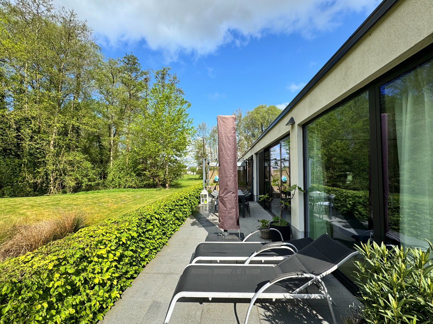 Prachtig zonnig en energievriendelijk appartement op het gelijkvloers met dubbele garage. 