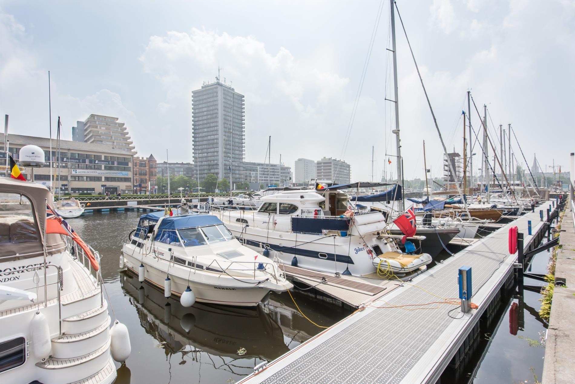 APP. DE VACANCES  AVEC VUE SPENDIDE SUR LE PORT DE PLAISANCE 