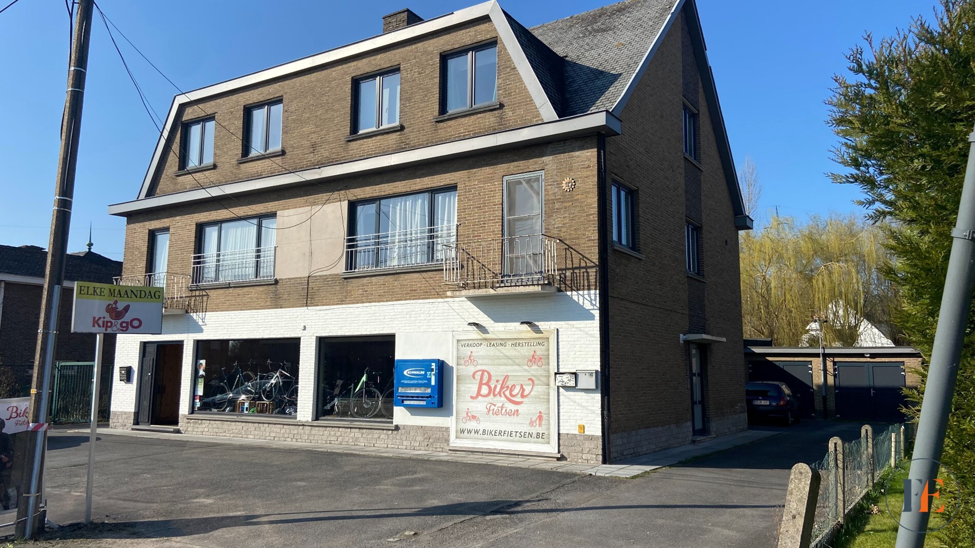 Handelspand (235m²) met parking en garage 